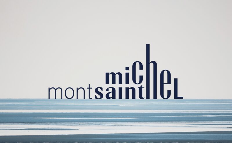 Logo Mont-Saint-Michel sur paysage marin épuré