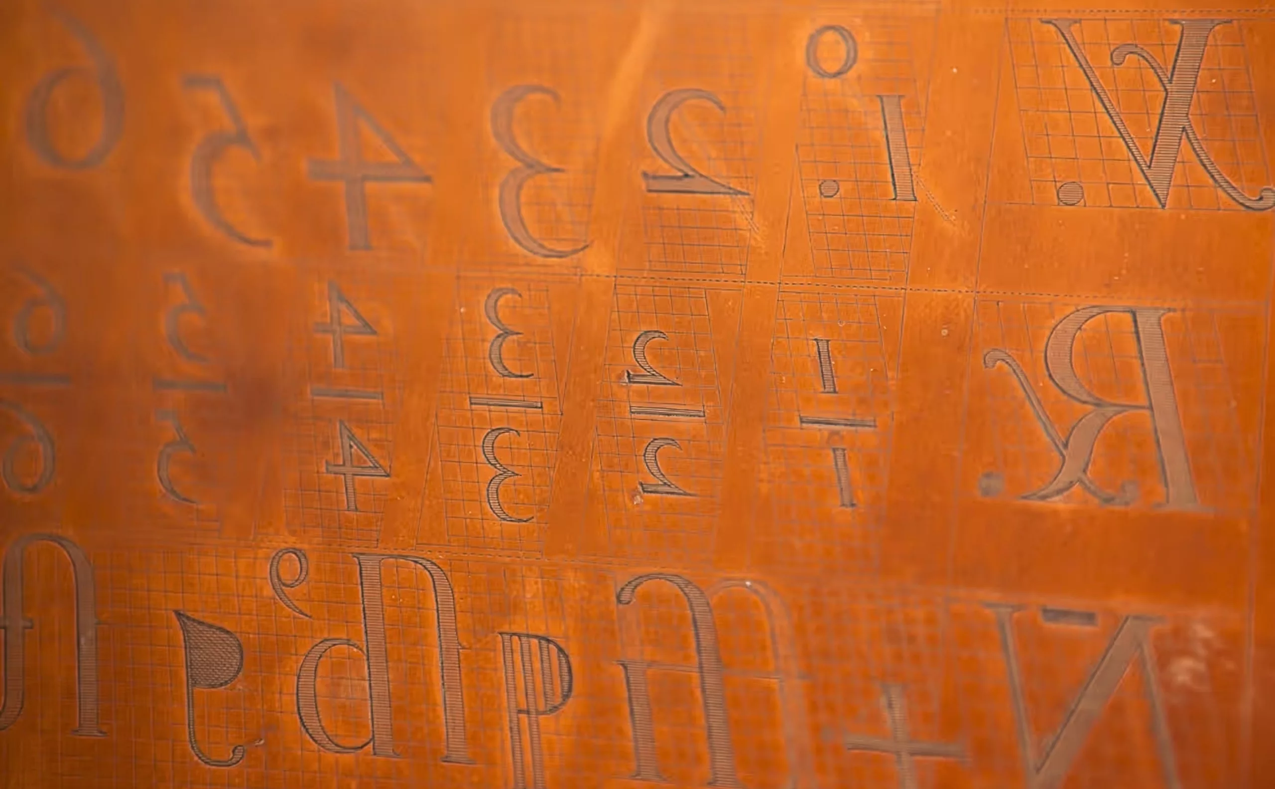 plaque cuivre gravure lettres