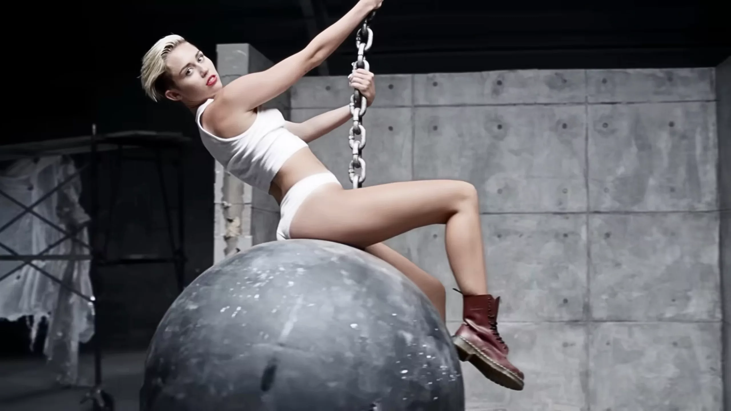 miley-cyrus-wrecking-ball